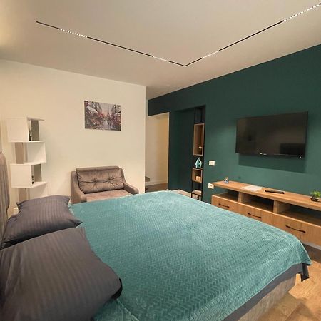 Downtown Studio Apartments Tirana Esterno foto