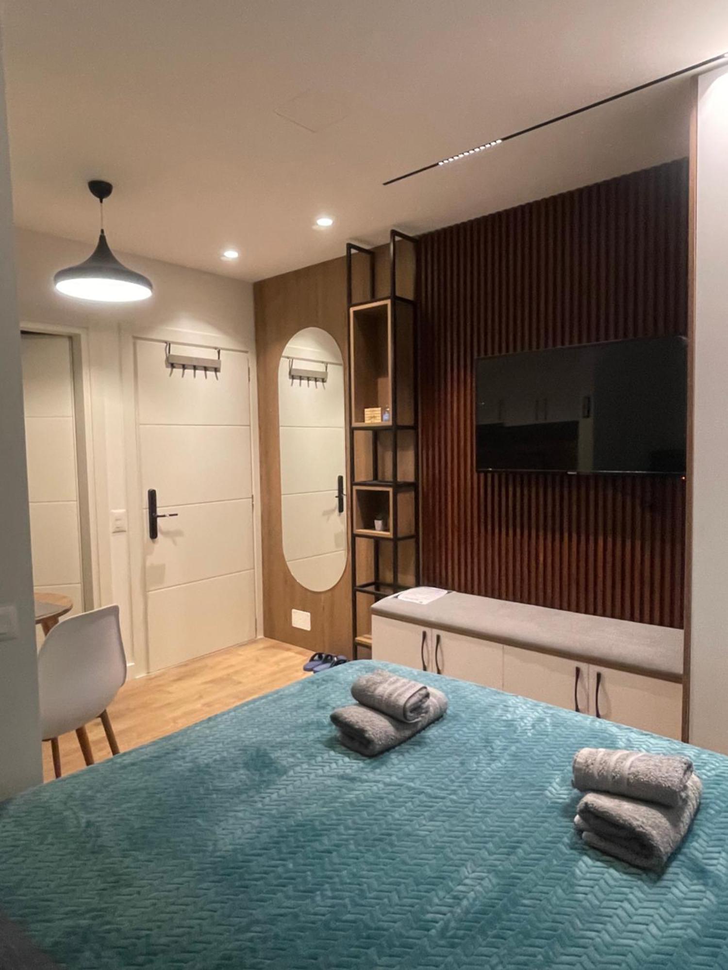 Downtown Studio Apartments Tirana Esterno foto