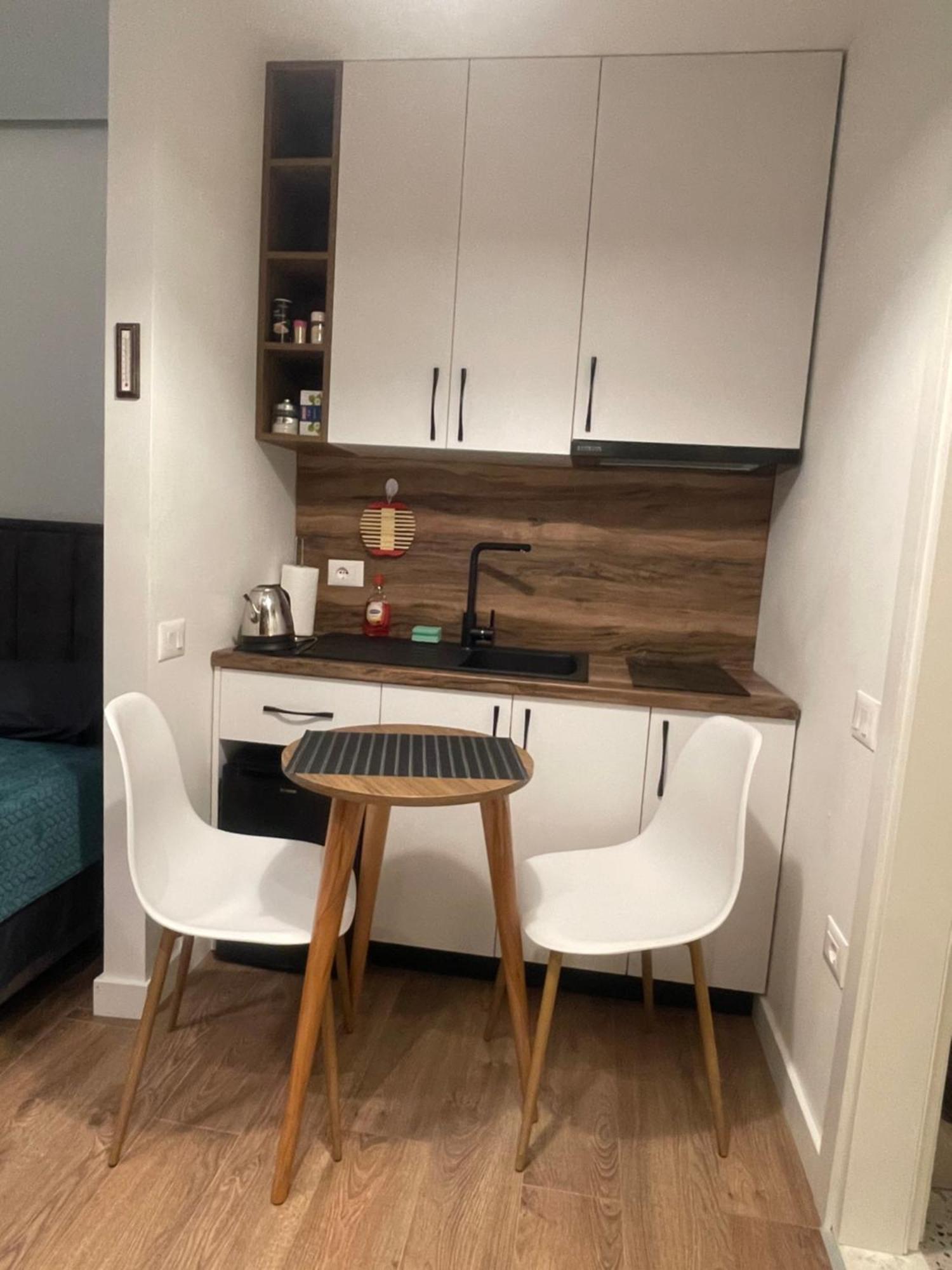 Downtown Studio Apartments Tirana Esterno foto