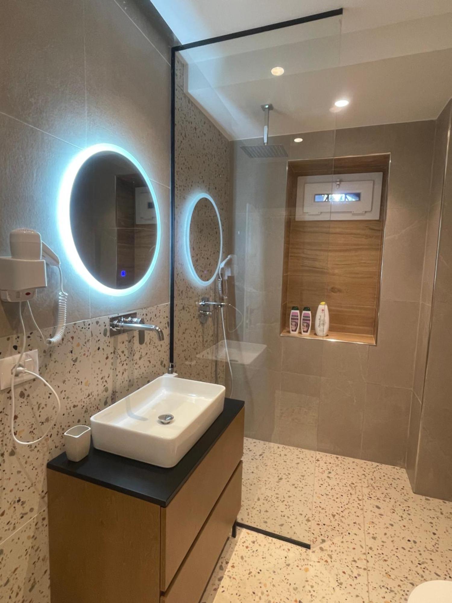 Downtown Studio Apartments Tirana Esterno foto