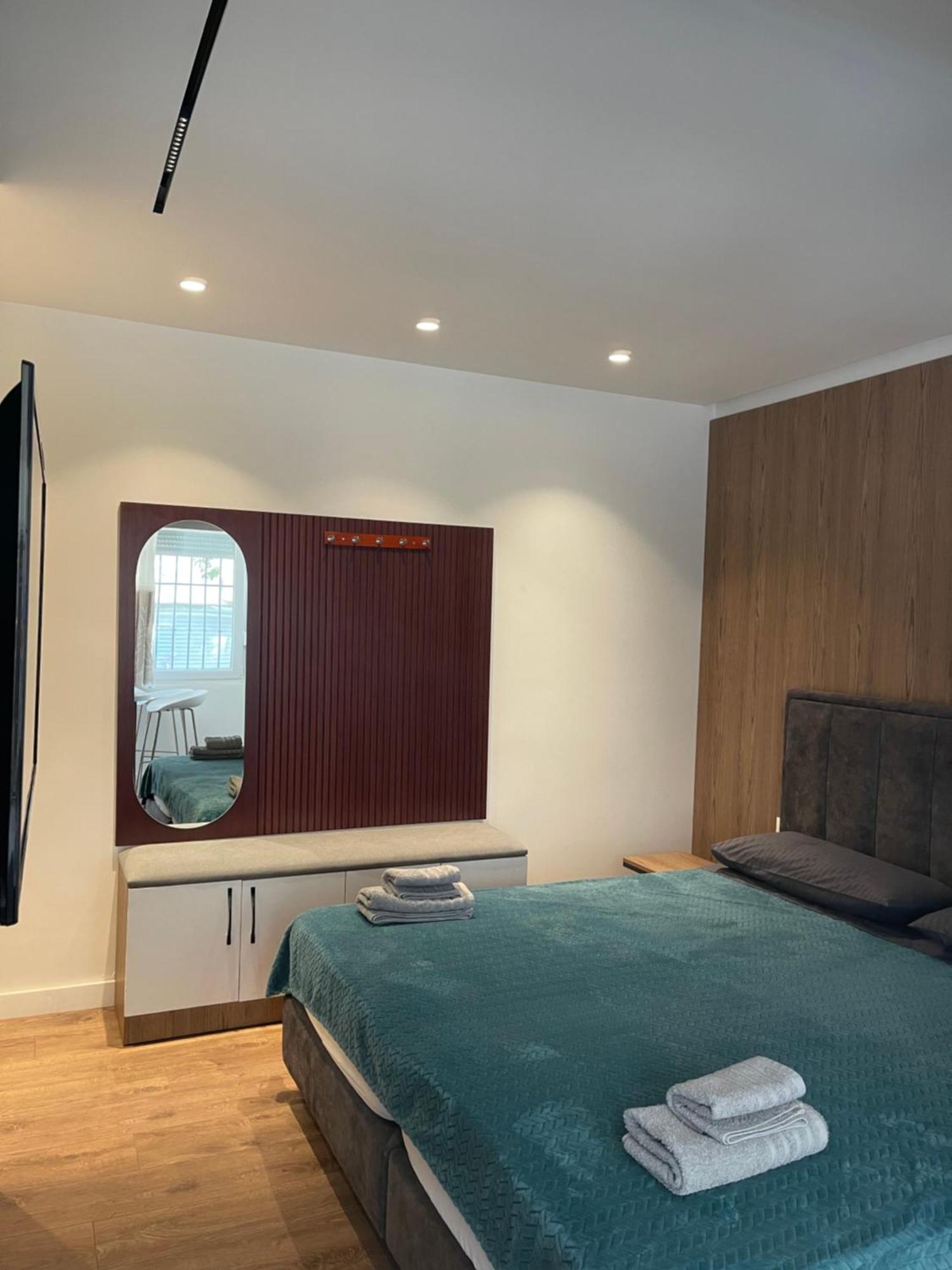 Downtown Studio Apartments Tirana Esterno foto