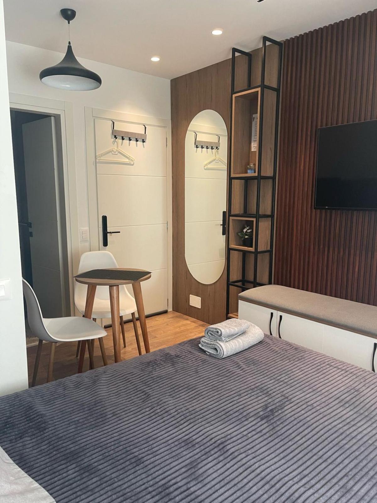 Downtown Studio Apartments Tirana Esterno foto